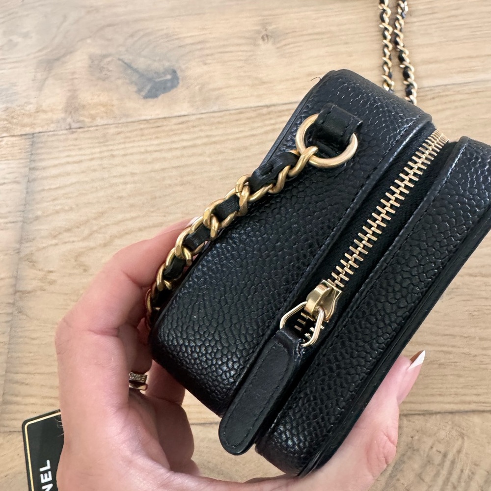 Chanel Black Filigree Caviar Quilted Crossbody Bag with Gold Hardware - Picture 6 of 11